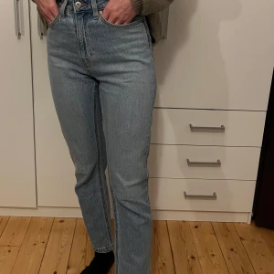 Blå jeans i straight modell - Säljer ett par klassiska blå jeans i straight modell. De är högmidjade och har en snygg, tidlös design. Perfekta för både vardag och fest! Passar till allt och är superbekväma. 🖤