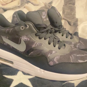 Nike Air Max one - Säljer ett par snygga Nike Air Max one. Skick 8/10, storlek 45 EU, 29 CM, 850kr kan användas som träningskor, sneakers och vinterskor. Dem passar till allt. 📍VÄXJÖ, kan mötas eller skickas