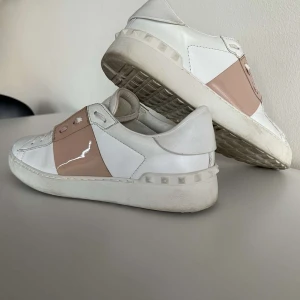 Valentino open skor - Ett par tvär feta skor från valentino. Perfekta till våren och sommaren nästa år fungerar även nu på vintern. Nypris ligger på runt 7 mitt pris 2399 Färgen är beige/rosa skulle jag säga. Skicket är toppen. Självklart äkta. Storlek 39