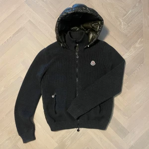 Moncler Cardigan - Säljer denna riktigt fina cardigan från Moncler. Denna är i riktigt fint skick (8-9/10), passar perfekt nu till höst och vintern. Storlek L men passar även M. Nypris: 12000+, säljs för 4999. 