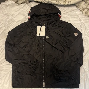 Moncler windbreaker - Storlek: Medium Helt ny,inga defekter ✅ Har ingen användning av den och har växt ut den. Kontakta mig ifall ni har frågor eller vill ha fler bilder. Priset kan diskuteras.  😄