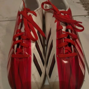 Adidas fotbollsskor  - Adidas fotbollsskor från Adidas, Mycket bra skick, Rekommenderas verkligen för dig som vill ha ett par nya fotbollsskor till säsongen! & Storlek 38 2/3