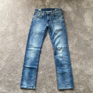 Pepe jeans  - Säljer dessa jeans då de inte längre passar mig. Perfekta för vardaglig användning! Stilen är mer ”baggy”. Jeansen är i väldigt bra skick utan skador. Kontakta vid minsta lilla fundering! Priset är som alltid inte hugget i sten! 🙌