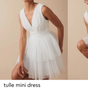 Vit tyllklänning - Säljer min otroliga studentklänning. Den har flera lager som ger en så fin volym. Den är V-ringad med ett hänge så man kan välja om man vill ha den mer öppen eller mindre. Storlek M köpt på gina tricot. Nypris 600kr Den är använd en gång men är i fint skick! Skriv för flera bilder! 