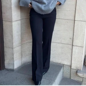 Svarta flare kostymbyxor från Nelly - Snygga svarta kostymbyxor med låg midja och flare-stil från Nelly. Endast testade, strl 36. Prislappen finns kvar💘