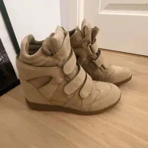 Snygga beigea Isabel marant liknande sneakers, sjukt lik de äkta! Perfekt för vintern då de är väldigt varma, skriv vid fler frågor💗