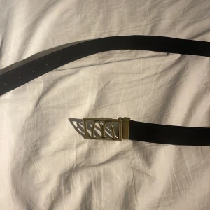 McDonalds bälte - Säljer ett stilrent svart skärp från Donken i äkta läder. 140 cm 
