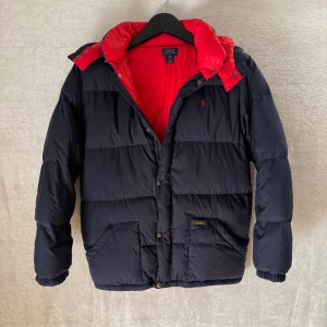 Ralph lauren jacka - Säljer nu denna riktigt feta Ralph Lauren jacka i fint skick, perfekt nu till vintern❄️ | Passform: storlek S/M (Junior XL) | Kan mötas i Stockholm! | PRIS KAN DISKUTERAS! | Så om du är ute efter en riktigt härlig vinterjacka hör av dig eller om du har några funderingar eller behov av mer bilder👊🏼😊