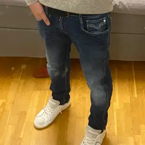 Tjena säljer dessa feta marinblåa replay anbass slim fit jeans med en as nice wash. Byxorna är i storlek 28/32 och är i väldigt bra skick med några slutningar som ska vara på de. Jag på bilden är 174 och väger 60kg. Tveka inte att kontakta mig om du har några frågor!