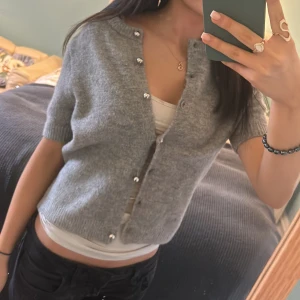 Grå kofta från Zara - Säljer en superfin grå kofta från Zara i mycket bra skick. Säljer pga att tröjan inte kommit till användning💓                              Koftan är i ett mjukt material som känns skönt mot huden🥰 skriv för frågor och pris kan diskuteras 
