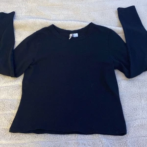 Svart långärmad tröja från H&M - Säljer en enkel och stilren svart långärmad tröja från H&M Basic. Perfekt för vardagsbruk och kan lätt matchas med olika outfits. Tröjan är i bra skick och passar perfekt för höst och vinter. Har 2 i svart och 2 i vitt❤️