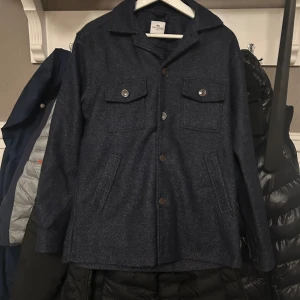 Blå overshirt från John Henric - Säljer min sjukt snygga John Henric overshirt i stl S. Nästan helt ny, använde fåtal gånger. Nypris på denna ligger runt 2000kr. Hör av dig vid frågor😁