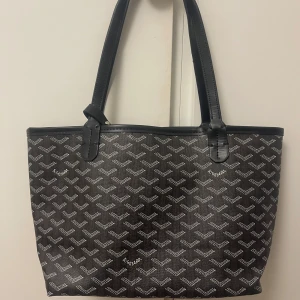 Väska - Använd fåtal gånger. Köp sker endast genom appen.