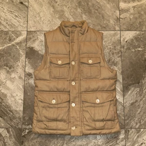 Stenströms väst - En riktigt fin stenströms väst| Nypris ligger på runt 3000 kr!| Mitt pris endast 749| På bild tre kan man se att knappen längst ner är halvt sönder men funkar ändå att knäppa utmärkt| Hör av er vid fler funderingar ✅☁️