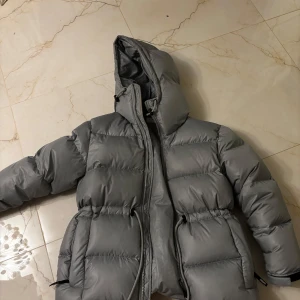 Dunjacka axel arigato  - Säljer min helt nya axel arigato jacka då den ej kommer till användning🥰