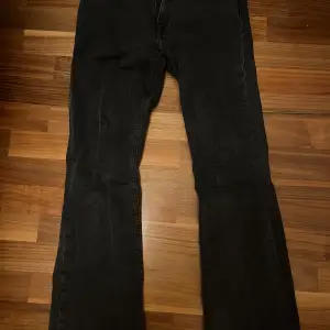 Säljer dessa lågmidjade bootcut jeansen från lager 157 då dom är för små. Har använt ganska mycket så därav lite slitet vid fötterna. Annars bra skick! Köpte i sommras för 400 och säljer för 250.