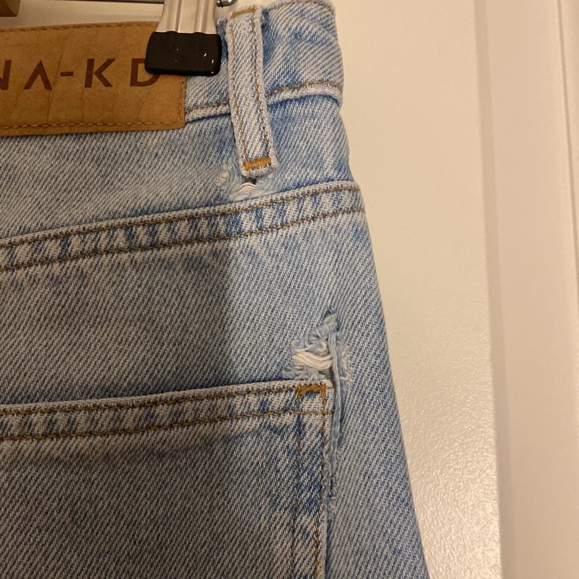 Ljusblå jeans från NA-KD - 91
