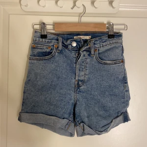 Blå jeansshorts från Levi's - Snygga blå jeansshorts från Levi's, storlek 25