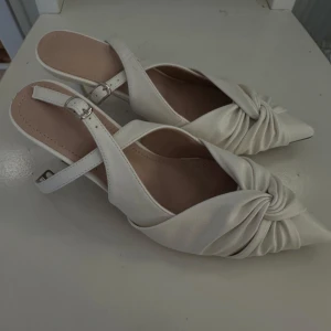 Vita klackar - supersnygga vita klackar med fina detaljer, aldrig använda🫶🏼🫶🏼 Klack 7mm