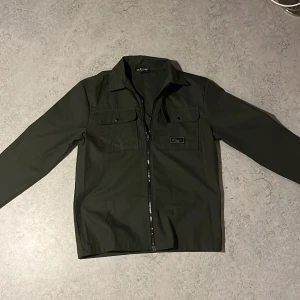 Grön overshirt från Closure - Grön overshirt från closure london.Aldrig använd