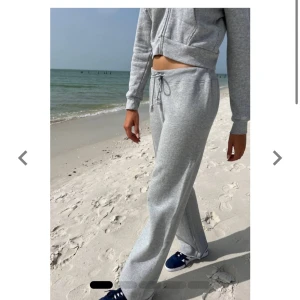 Grå mjukisbyxor med snörning - Säljer ett par grå mjukisbyxor med snörning i midjan. Byxorna har en loose passform och är perfekta för en avslappnad stil. De är från brandy melville och långa i benen!!💕💕S/M