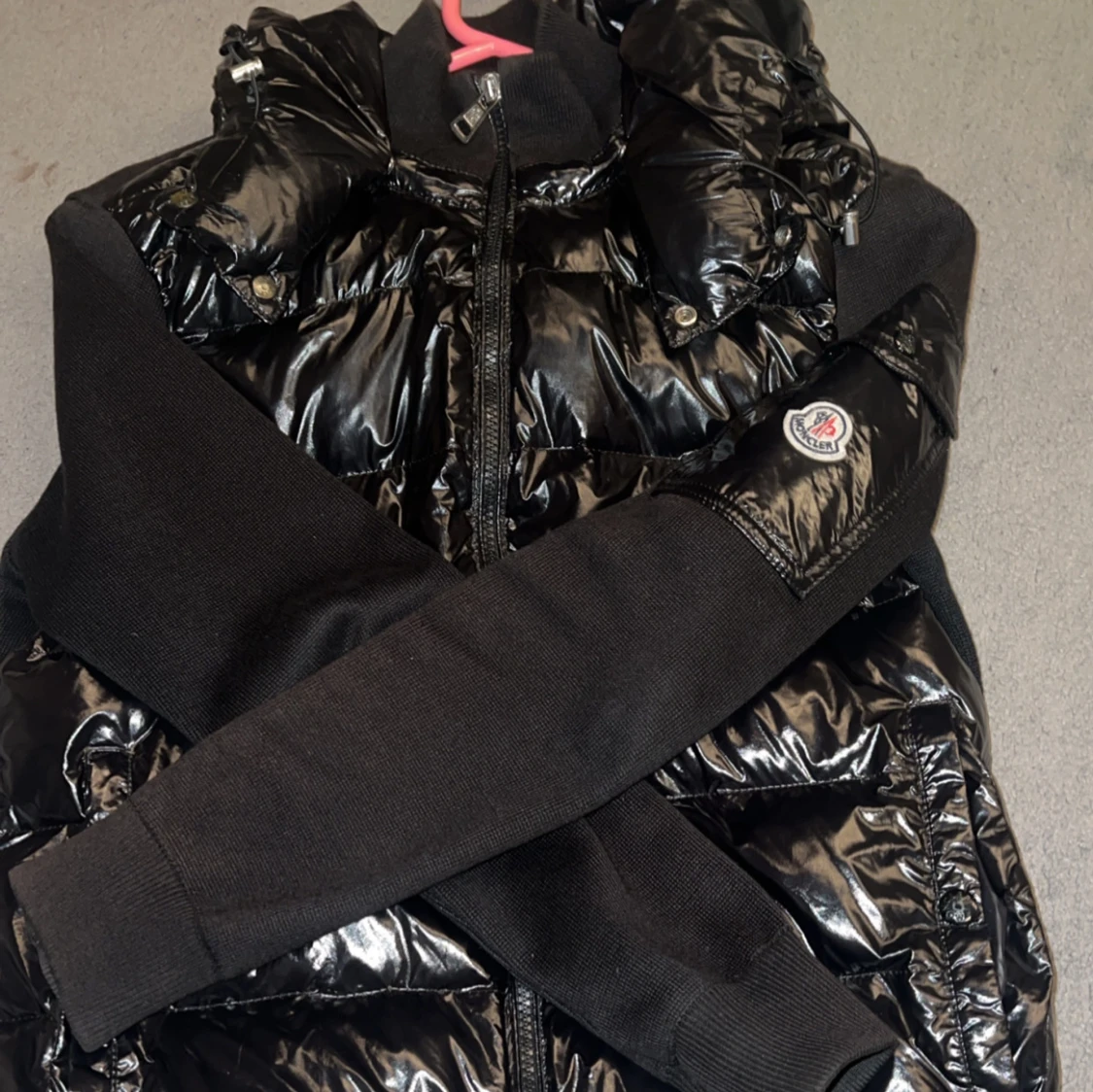 Svart glansig jacka från Moncler - 90