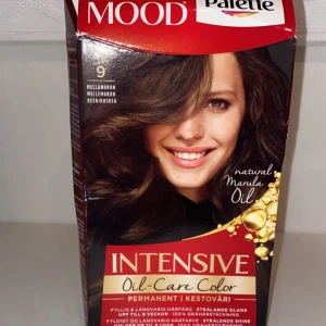 Hårfärg Mood Palette Intensive Oil-Care Color -  Helt ny Permanent hårfärg i nyansen mellanbrun med naturlig mandelolja för extra glans och vård. Ger fyllig och långvarig hårfärg med strålande glans som varar upp till 6 veckor. Perfekt för att täcka grått hår och ge en djup, rik färg.