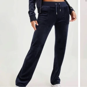 Juicy couture byxor  - Super super fina juicy couture byxor i mörkblått! Super sköna och perfekta till vintern när det är kallt. Säljer då jag inte använder dom längre! 