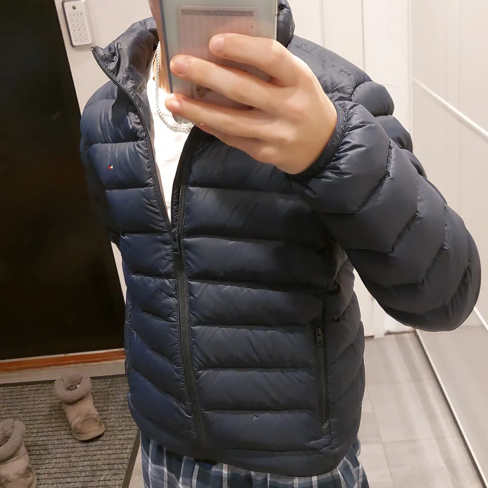 Säljer en snygg och varm mörkblå dunjacka från Tommy Hilfiger i storlek XS. Jackan har en dragkedja framtill och är perfekt för kalla vinterdagar. Den är i mycket bra skick och har långa ärmar. Passar både till vardags och lite finare tillfällen. 9/10 skick, en liten defekt men den kan man sy ihop på nolltid👍. Ny pris 1900kr. Det går och diskutera priset. Takit.