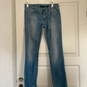 Only jeans - Ljusblå jeansbyxor i bra skick, köpta här på Plick och säljer vidare då de tyvärr va för stora för mig. Gamla only som inte längre säljs i butik. Står W30 L32 men är lite små i strl så de passar strl 38. Innerbenslängden är 76cm och midjemåttet 86cm