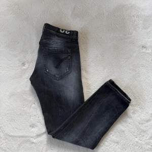 Dondup George - Eftertraktade svarta Dondup George jeans! Väldigt snygg design med snygg tvättning | Toppen skick, utan defekter | Nypris ligger på ca 3700 | Hör av er vid frågor eller funderingar!🤝
