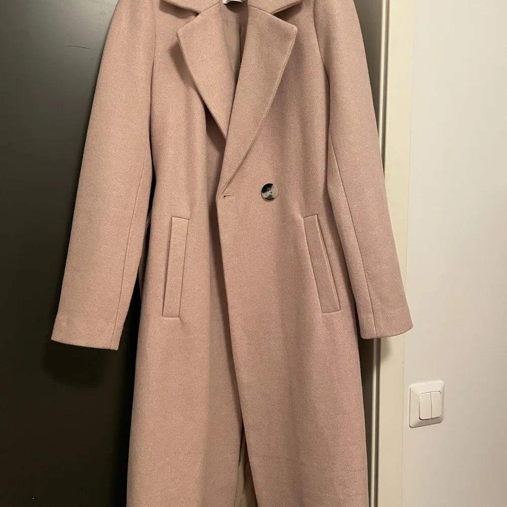 Säljer den här jättefina kappan från Only som tyvärr inte kommer till användning. Kappan är i fint skick💓 Den är i beige/rosa färg. Takit.