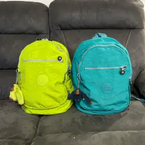 Två äkta kipling ryggsäckar i livliga färger, en limegrön och en turkos, med praktiska dragkedjor och en söt nyckelring i form av en apa. 500 kr styck, väldigt fint sick, inga skador 