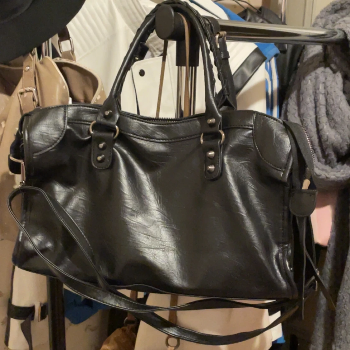 Svart axelväska med dragkedja - 92