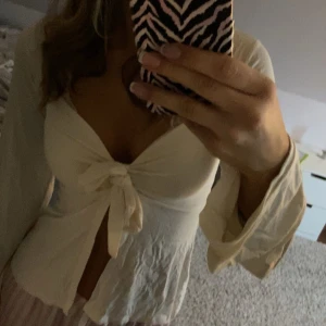 Vit knytblus - Säljer en söt vit blus med knytning framtill. Från design by si! Perfekt för både vardag och festliga tillfällen. Ny med prislapp 