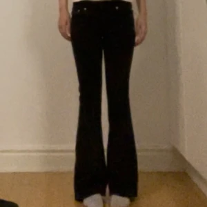 Svarta bootcut jeans från 157 - Säljer ett par svarta bootcut jeans från 157 i storlek XS. De är i bra skick och har en klassisk femficksdesign. Perfekta för både vardag och fest! 🖤