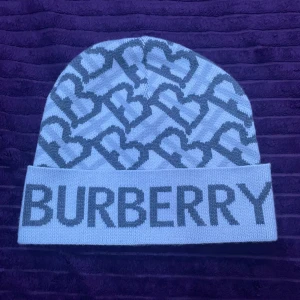 Burberry mössa - En riktigt snygg unik vit mössa med mönster. Perfekt inför vintern! Inga fläckar inga skador, i princip nyskick. Förslag kan accepteras på snabb affär