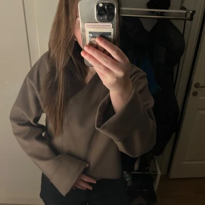 Brun kofta - jättefin brun kofta från gina tricot!!🩷 storlek S, jättebra skick. skriv privat för fler bilder!