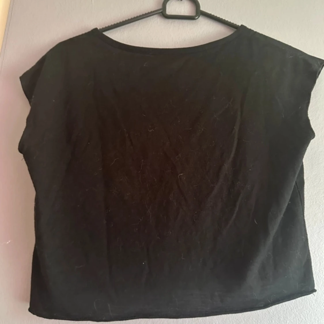 Svart croppad t-shirt med tryck - 90