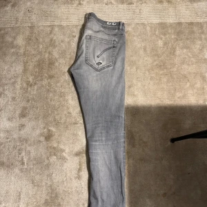 Dondup jeans - Säljer ett par ganska slitna dondup jeans. De finns en del hål osv men de går borde gå att laga.
