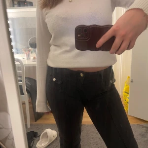 Svarta cargopants  - Säljer dessa då jag ej använder dem längre. Väldigt populära och efterfrågade jeans som ej finns på H&M hemsida längre. Pris kan diskuteras