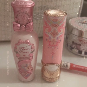 Läppstift från Floweknows lipgloss  - Säljer ett läppstift från Flowerknows, ett gloss/läppstift från Flowerknows + en läpppenna som passar båda färgerna. Säljs endast som paket för 220 kr. Färg: G02 och C05  Båda produkterna är jättefina men färgen är alldeles för varm för min hudtton. 