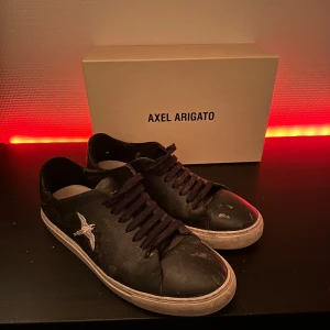 Axel Arigato sneakers - Trevliga ”beater skor” som har mycket kvar att ge. Strl 41, ny innersula, lite småskitiga på bilden men rengörs såklart innan de skickas. 500 spänn eller bud vill jag ha. Man får med påse och box.