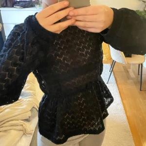 Svart spetsblus - Säljer en elegant långärmad mörkblå spetsblus. Fint skick, pris kan diskuteras 🌟