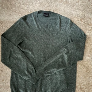 Grön tröja från Oscar Jacobson - Säljer en stilren grön tröja från Oscar Jacobson i storlek M. Skriv vid intresse. Personen på bilden är 185 cm