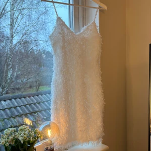 Vit klänning från Vila - Säljer en superfin vit klänning från Vila i storlek 36. Perfekt för festliga tillfällen eller studenten! Klänningen är i nytt skick✨