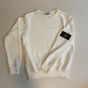 Stone island sweatshirt - Stone island tröja i bra skick förutom den har några små fläckar men inget som syns när den används som och går att tvätta bort med rätt tvättmedel,            Skriv vid minsta fråga eller fundering🔥👍