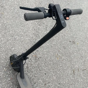 Elasparkcykel - En bra elspark cykel som åker ca 23 kmh det ända dåliga är att bak och framhjulet måste bytas då den fått punktering, ingen laddare 