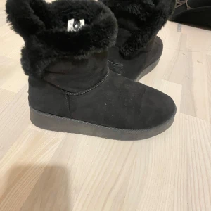Svarta boots med pälsfoder - Snygga svarta boots med mjukt pälsfoder som håller dig varm under kalla dagar. De har en stilren design med en solid sula och är perfekta för vintern.