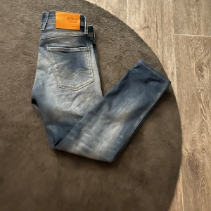 Blå jeans från Replay - Snygga blå jeans från Replay med en klassisk femficksdesign. De har en slim passform och är tillverkade i ett slitstarkt denimtyg. Perfekta för en stilren look.